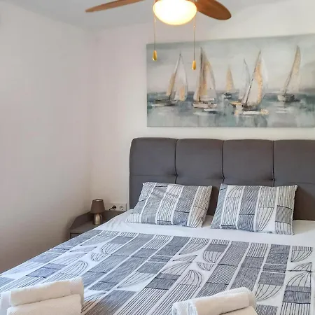 Апартаменты 2 Bedroom Awesome In *