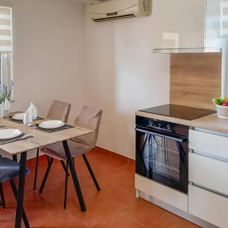 דירה 2 Bedroom Awesome In ויר